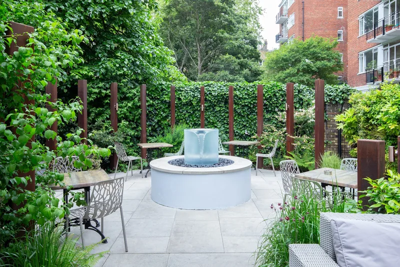 Bedford Hotel, hotel at 83-93 Southampton Row in Camden, London